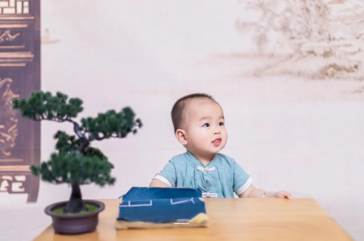 岑溪宝宝半夜吐了怎么回事 岑溪宝宝半夜吐了怎么回事